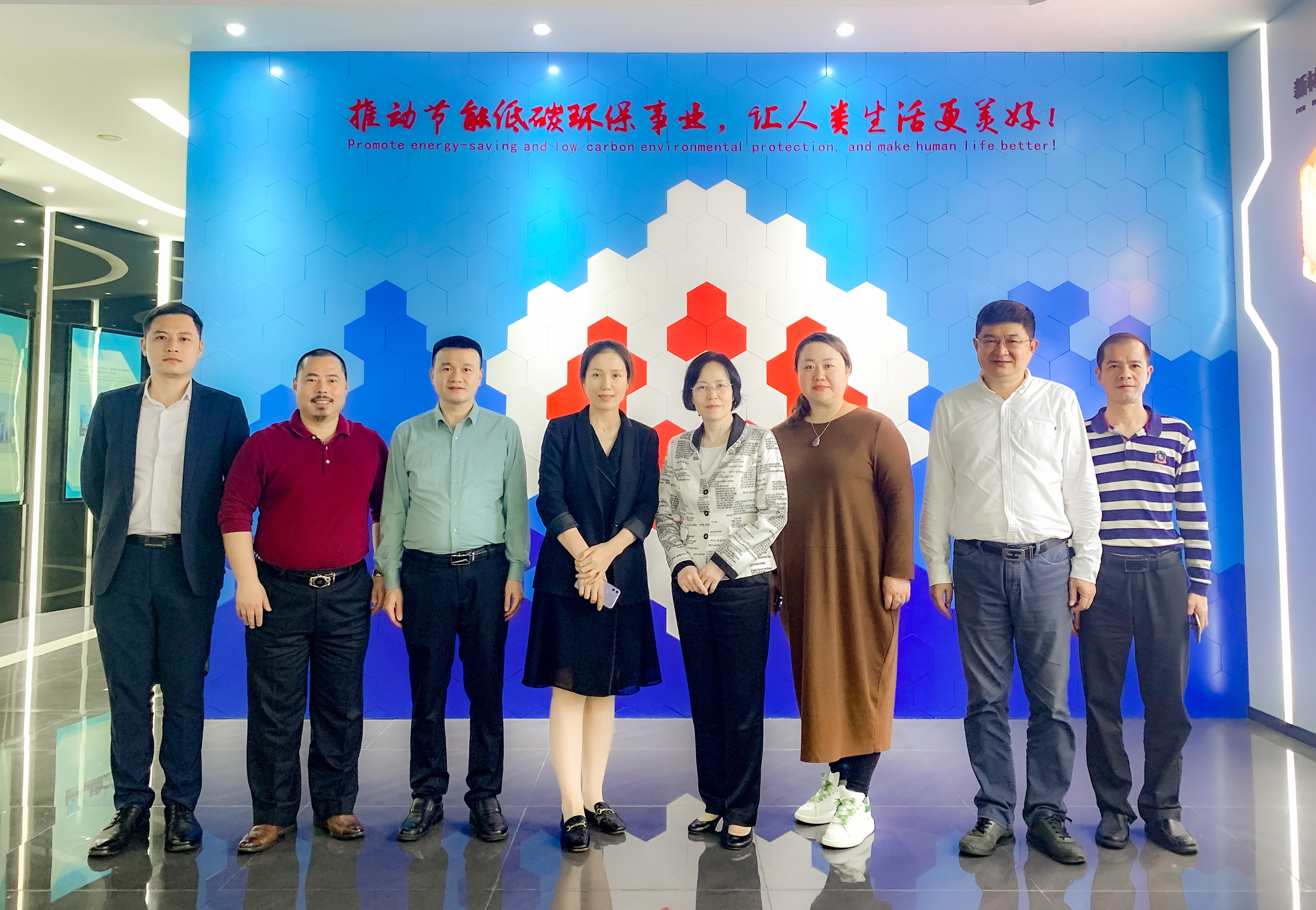 東莞市臺港澳事務(wù)局黃慧紅局長調(diào)研我司節(jié)能低碳環(huán)保新材料產(chǎn)業(yè)