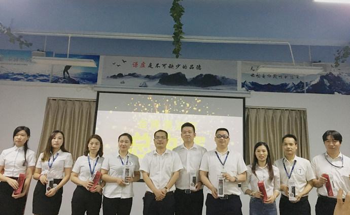 挑戰(zhàn)舞臺(tái)  實(shí)現(xiàn)自我